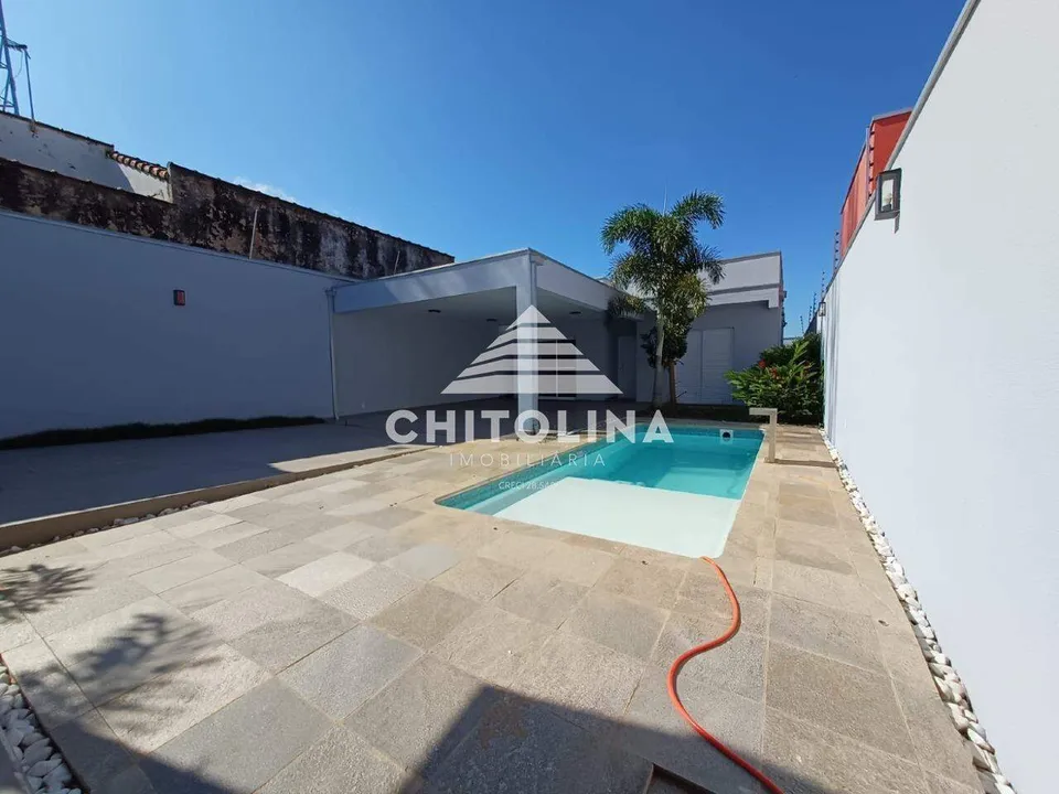 Piscina com deck em pedra e muro alto — Casa cód. 11414, Vila Barth