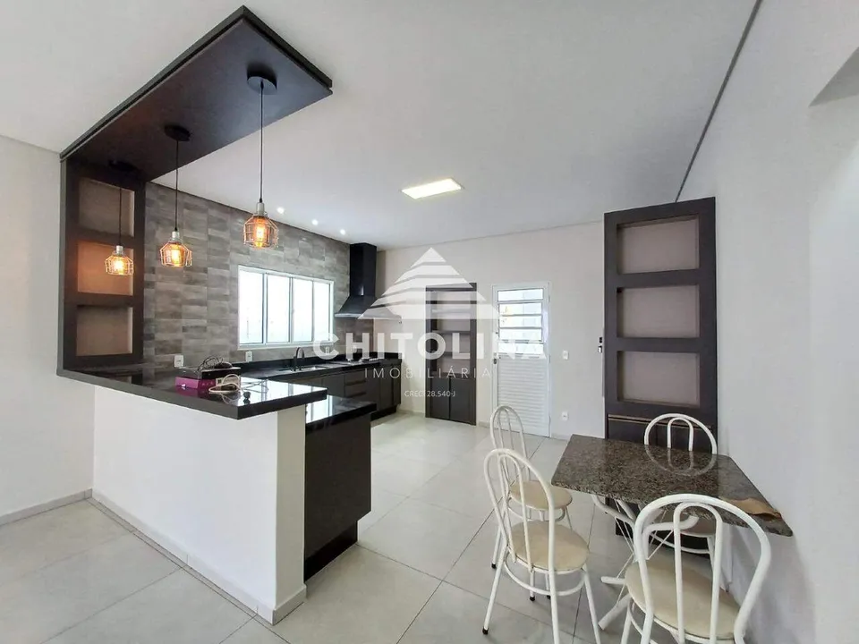Balcão da cozinha com pendentes e nichos planejados — Casa cód. 11414, Vila Barth