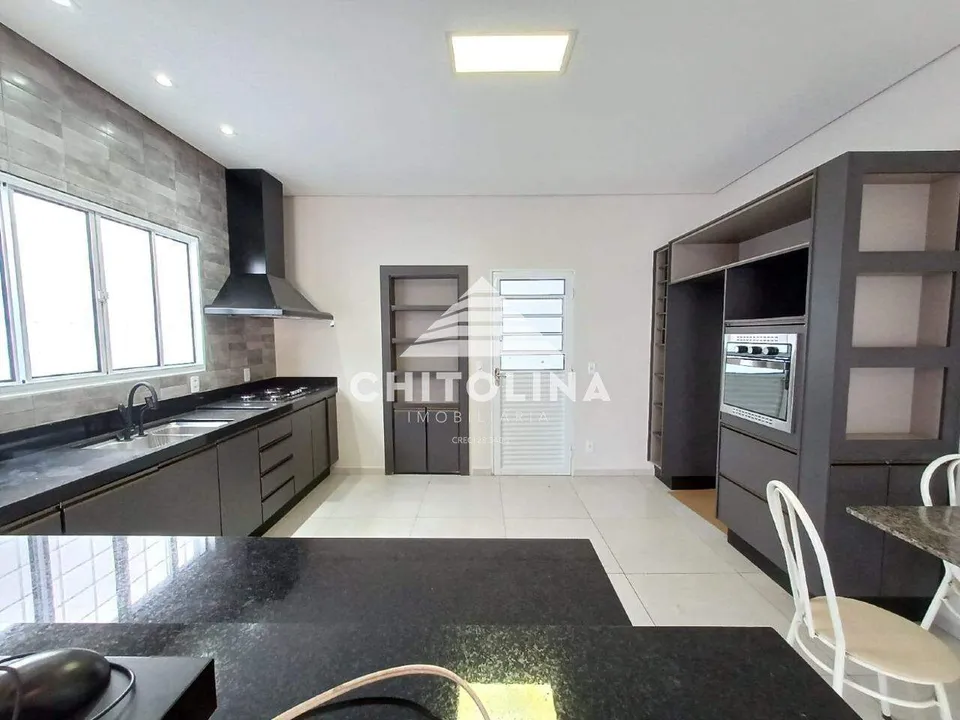 Cozinha com forno embutido e cooktop na bancada — Casa cód. 11414, Vila Barth