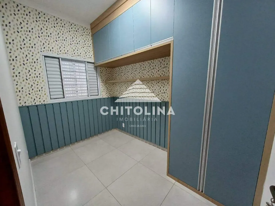Dormitório com armários planejados e lambri azul — Casa cód. 11414, Vila Barth