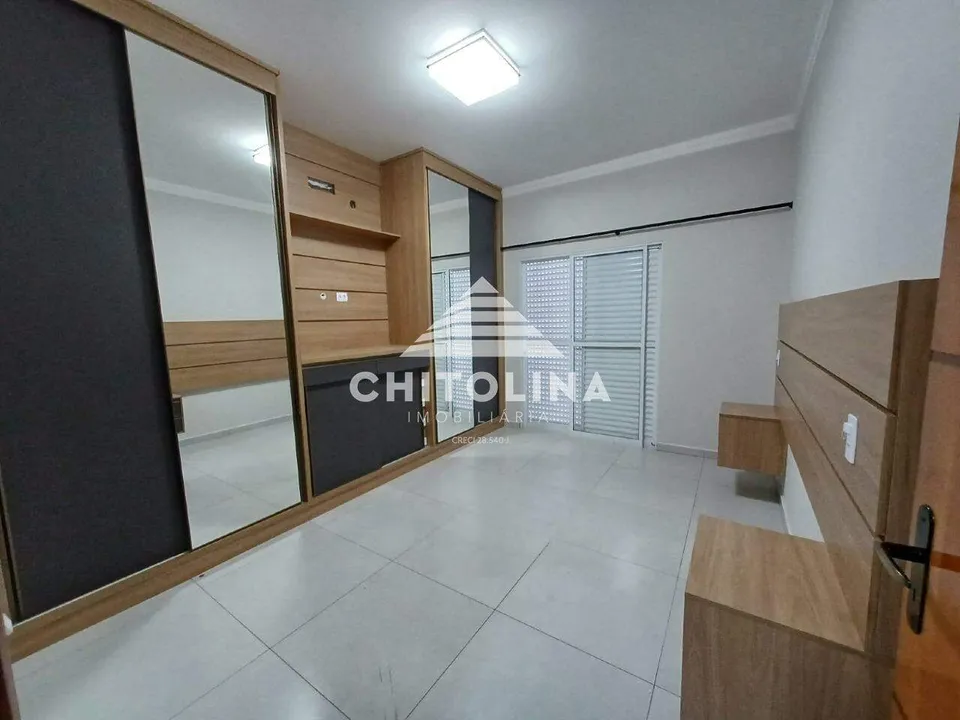 Suíte com painel amadeirado e armário espelhado — Casa cód. 11414, Vila Barth