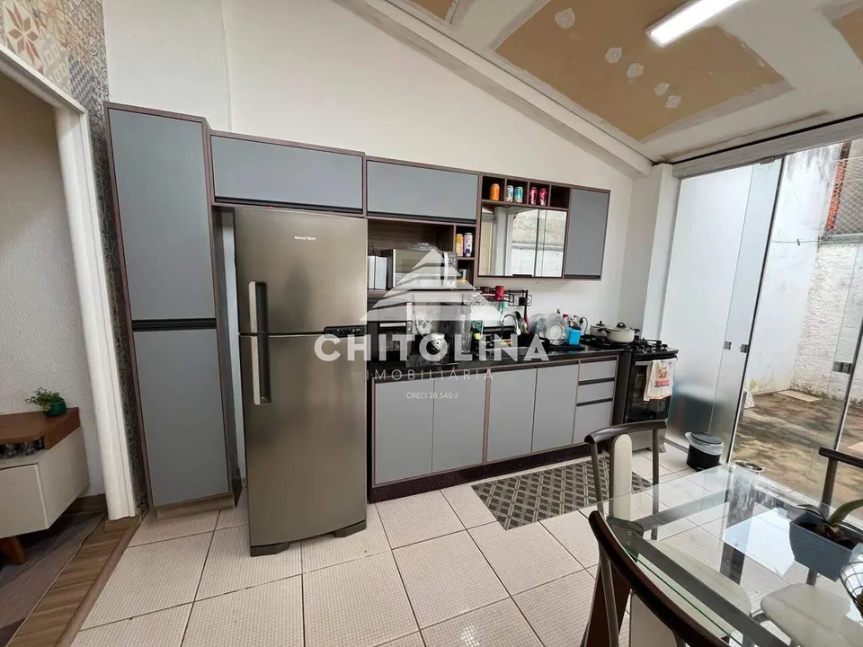 Cozinha com armários e porta de vidro para a área externa — Casa em condomínio cód. 11694, Vila Progresso