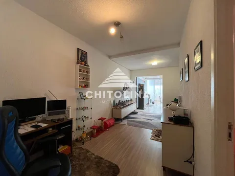 Dormitório com piso laminado e vista para a sala — Casa em condomínio cód. 11694, Vila Progresso