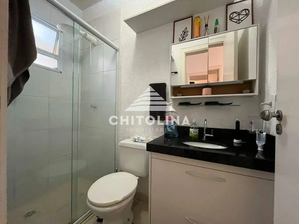 Banheiro com box de vidro e gabinete com espelho — Casa em condomínio cód. 11694, Vila Progresso