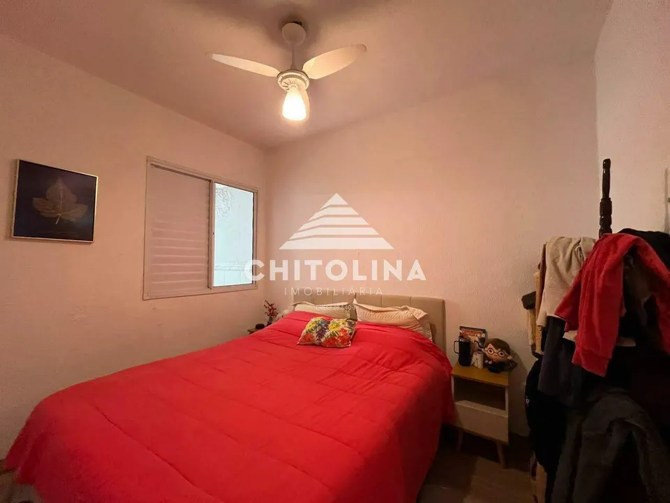 Dormitório com cama de casal e ventilador de teto — Casa em condomínio cód. 11694, Vila Progresso