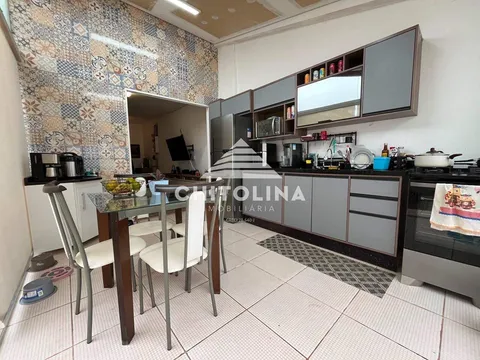 Cozinha com armários planejados e mesa de jantar — Casa em condomínio cód. 11694, Vila Progresso