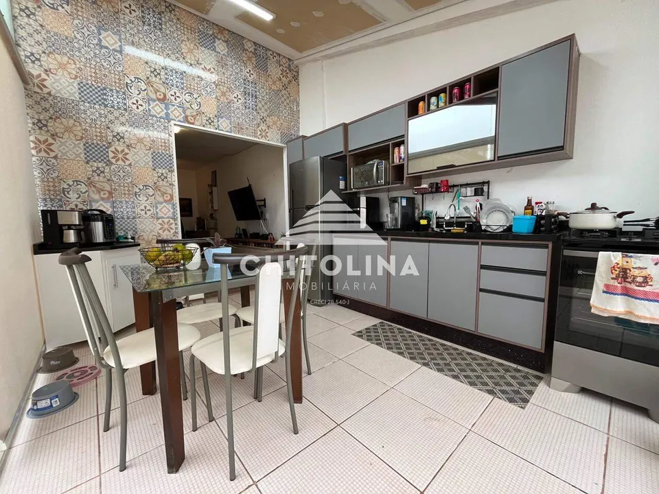 Cozinha com armários planejados e mesa de jantar — Casa em condomínio cód. 11694, Vila Progresso