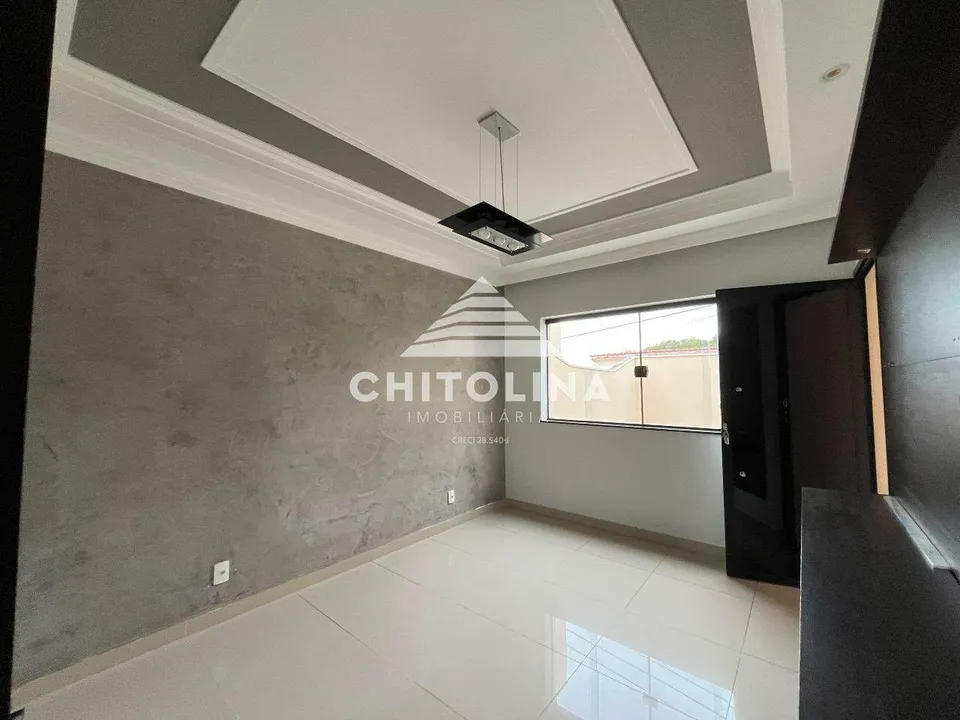Sala com pé-direito alto e parede em cimento queimado — Sobrado cód. 9190, Jardim Fogaça