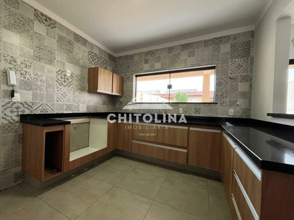 Cozinha com armários planejados e bancada em granito preto — Sobrado cód. 9190, Jardim Fogaça
