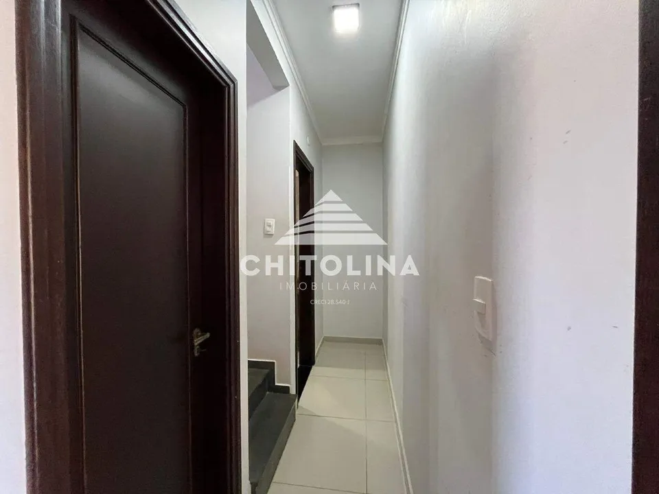 Corredor com portas de madeira escura — Sobrado cód. 9190, Jardim Fogaça