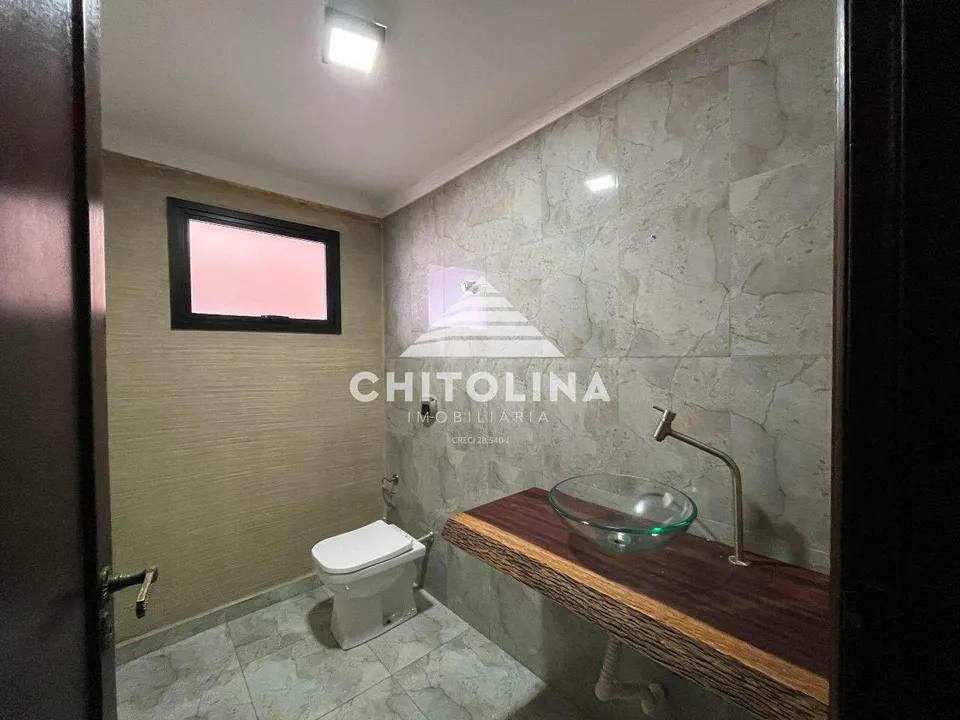 Lavabo com cuba de vidro e bancada de madeira — Sobrado cód. 9190, Jardim Fogaça
