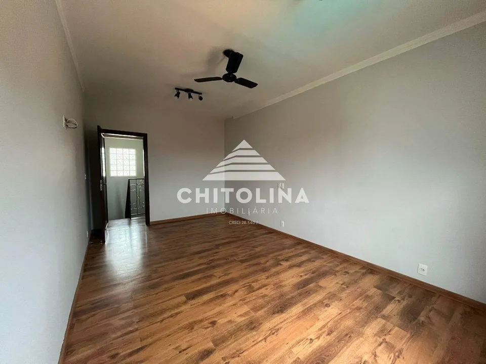 Dormitório amplo com piso de madeira e ventilador de teto — Sobrado cód. 9190, Jardim Fogaça
