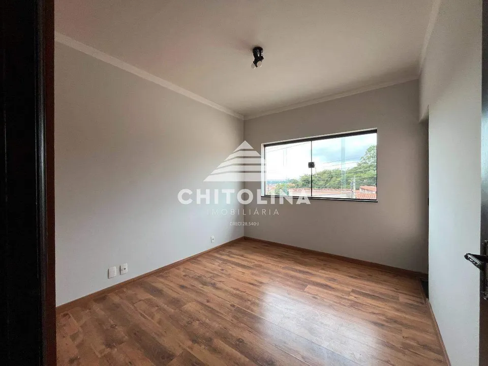 Dormitório com janela ampla e piso de madeira — Sobrado cód. 9190, Jardim Fogaça