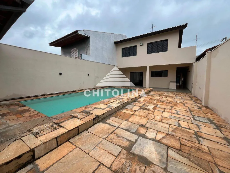 Fachada dos fundos do sobrado vista da piscina — Sobrado cód. 9190, Jardim Fogaça