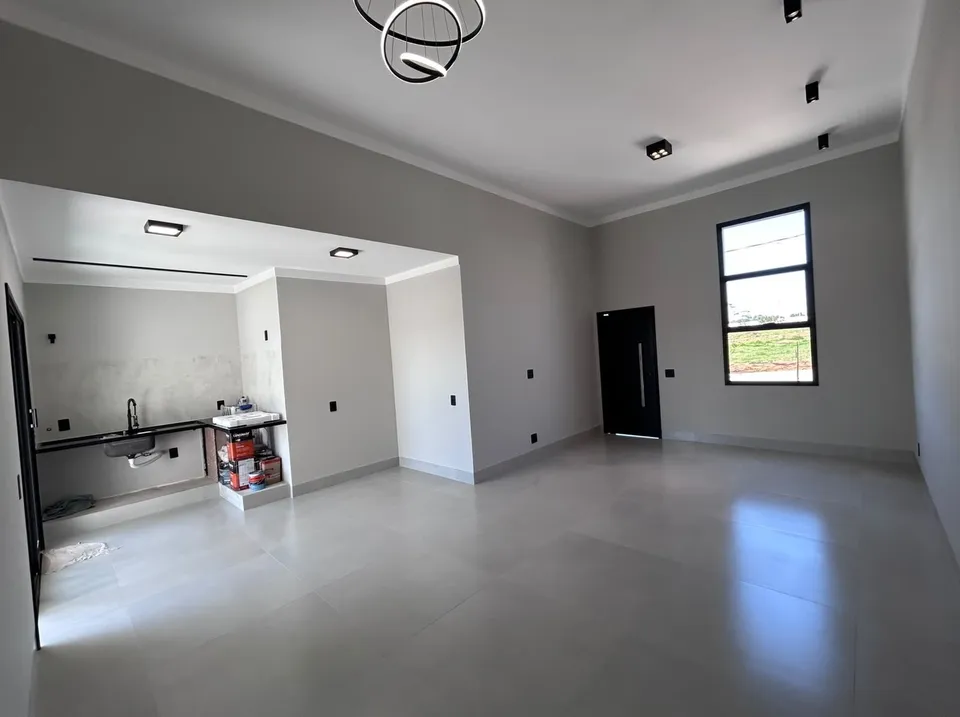 Sala integrada à cozinha com pé-direito alto e lustre — Casa cód. 11909, Vila Progresso