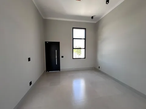 Sala com porta de entrada e janela alta — Casa cód. 11909, Vila Progresso