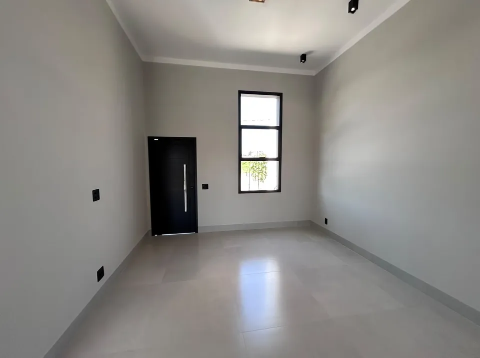 Sala com porta de entrada e janela alta — Casa cód. 11909, Vila Progresso