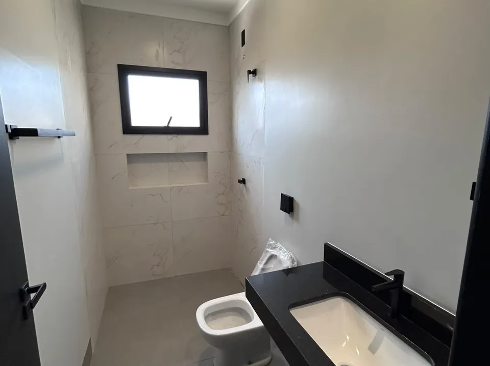 Banheiro com bancada preta e nicho no box — Casa cód. 11909, Vila Progresso