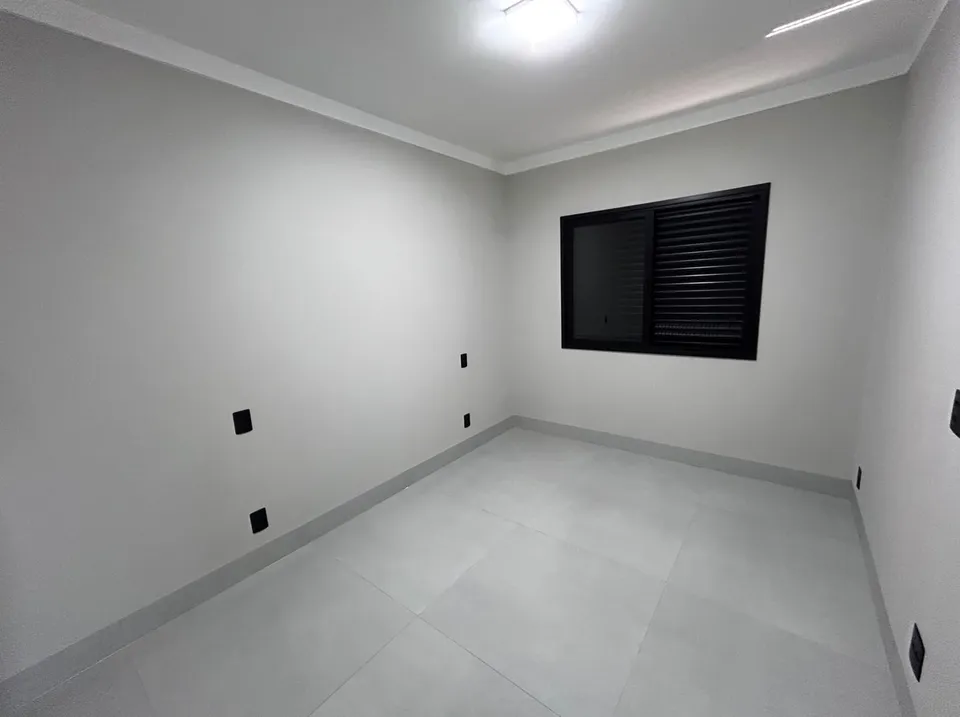 Dormitório com janela preta de persiana integrada — Casa cód. 11909, Vila Progresso
