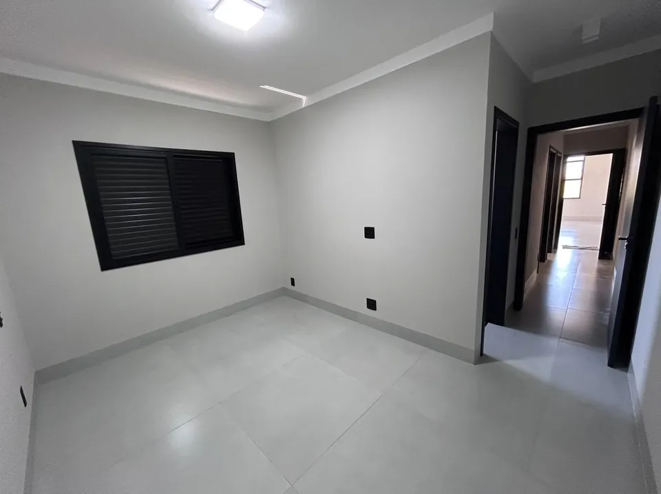 Dormitório com janela de persiana e acesso ao corredor — Casa cód. 11909, Vila Progresso