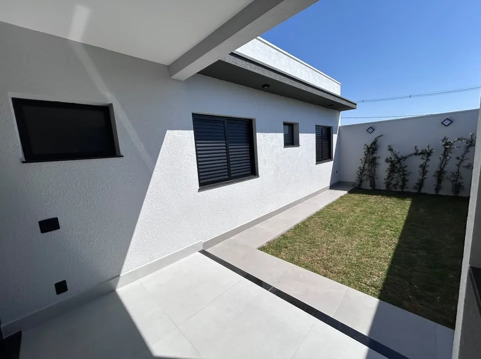 Quintal lateral gramado com trepadeiras no muro — Casa cód. 11909, Vila Progresso
