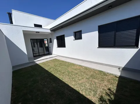 Quintal gramado com porta de vidro para a área social — Casa cód. 11909, Vila Progresso
