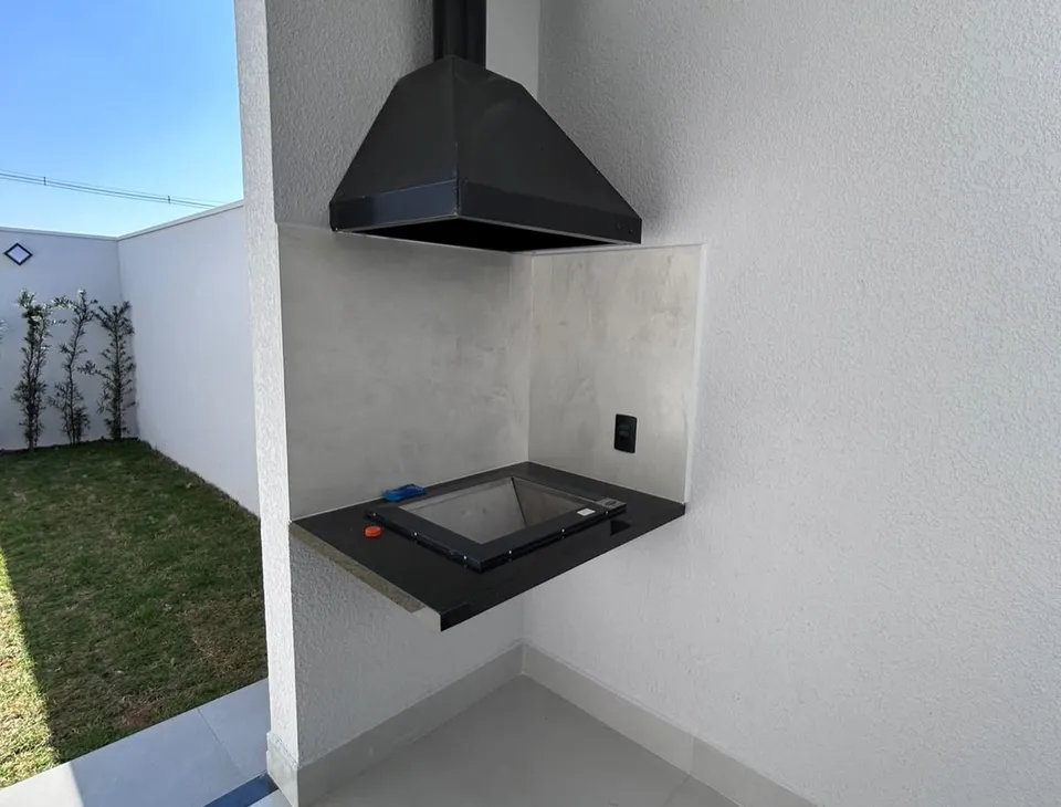 Churrasqueira com coifa preta na área externa coberta — Casa cód. 11909, Vila Progresso