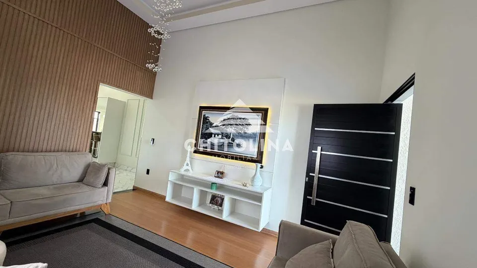 Sala de TV com painel e porta pivotante — Casa cód. 11638, Terras de Santo Antônio