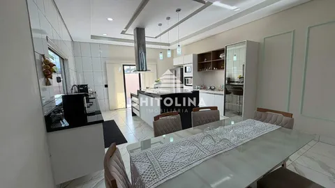 Cozinha planejada com ilha, cooktop e bancada ampla — Casa cód. 11638, Terras de Santo Antônio