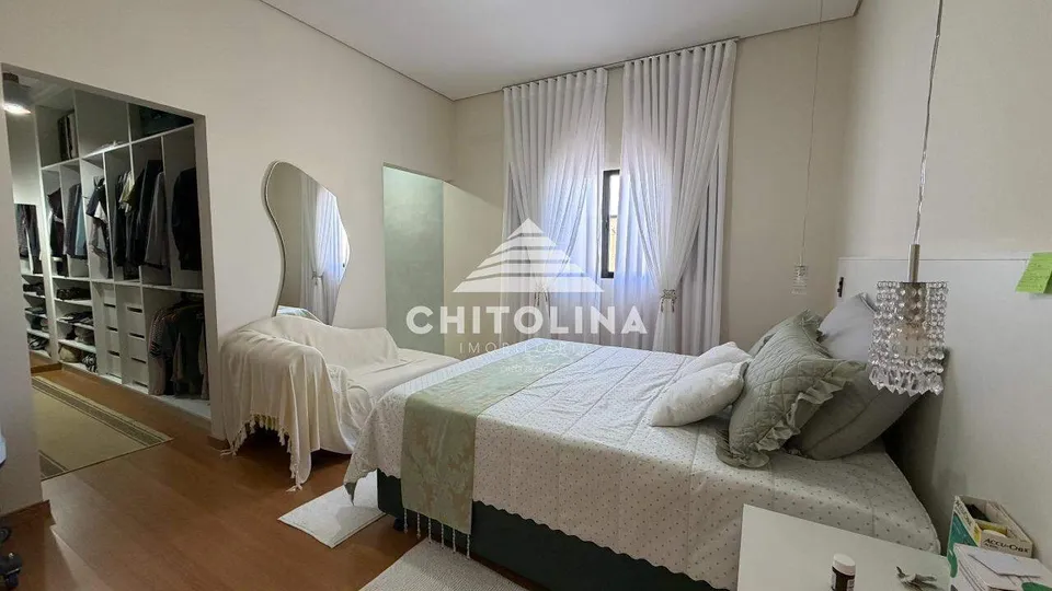 Suíte com cortinas e acesso ao closet — Casa cód. 11638, Terras de Santo Antônio