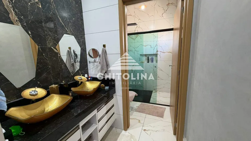 Banheiro da suíte com cuba dourada e box de vidro — Casa cód. 11638, Terras de Santo Antônio