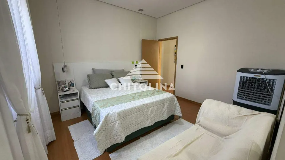 Dormitório com cama de casal e mesa lateral — Casa cód. 11638, Terras de Santo Antônio
