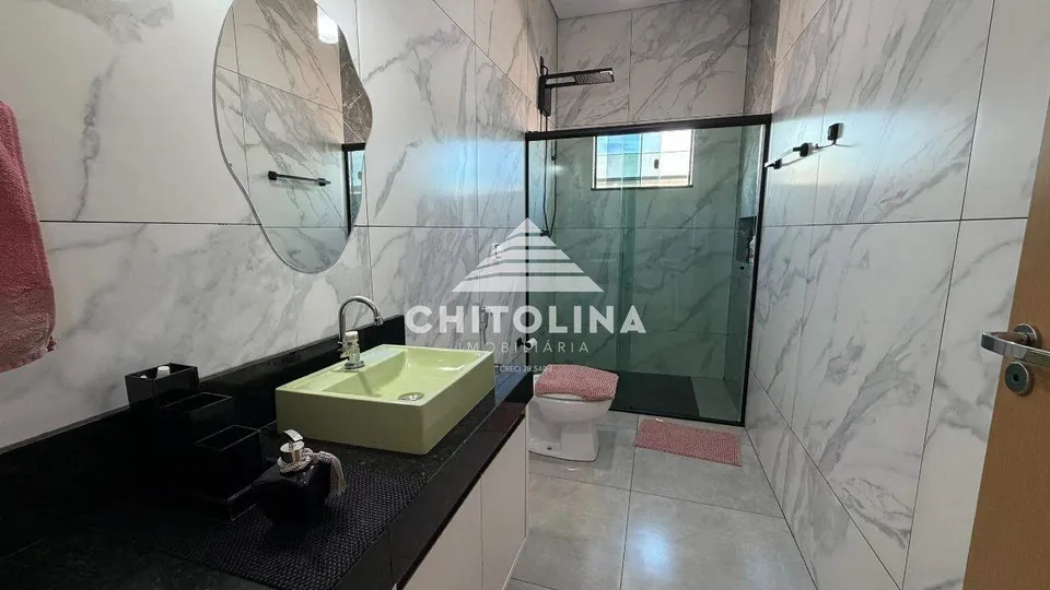 Banheiro social com cuba verde e bancada preta — Casa cód. 11638, Terras de Santo Antônio
