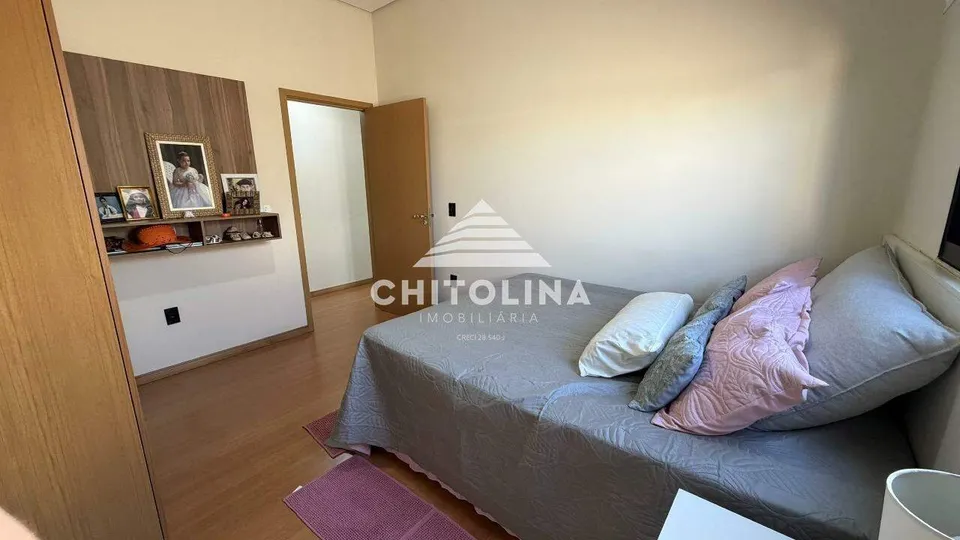 Dormitório com prateleira decorativa — Casa cód. 11638, Terras de Santo Antônio