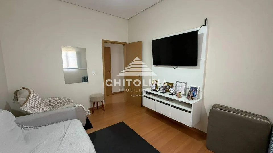 Sala de TV com rack e sofá — Casa cód. 11638, Terras de Santo Antônio