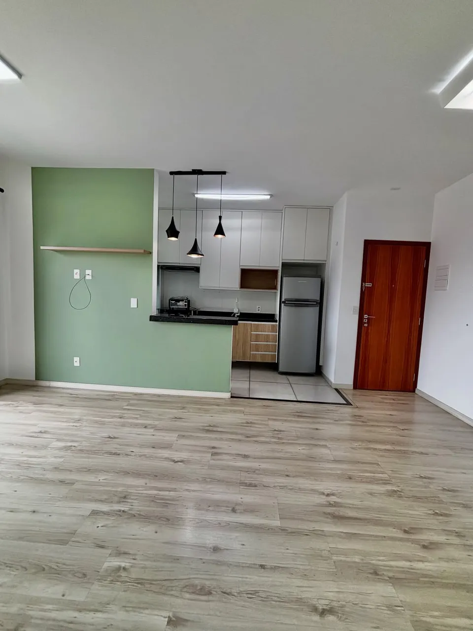 Sala integrada à cozinha com parede verde — Apartamento cód. 1200, Jardim Shangri-lá