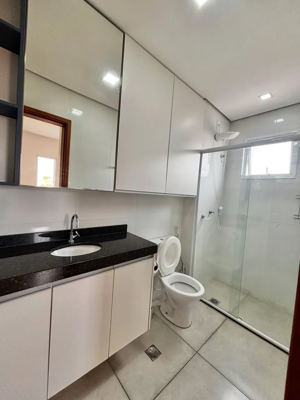 Banheiro social com box de vidro — Apartamento cód. 1200, Jardim Shangri-lá