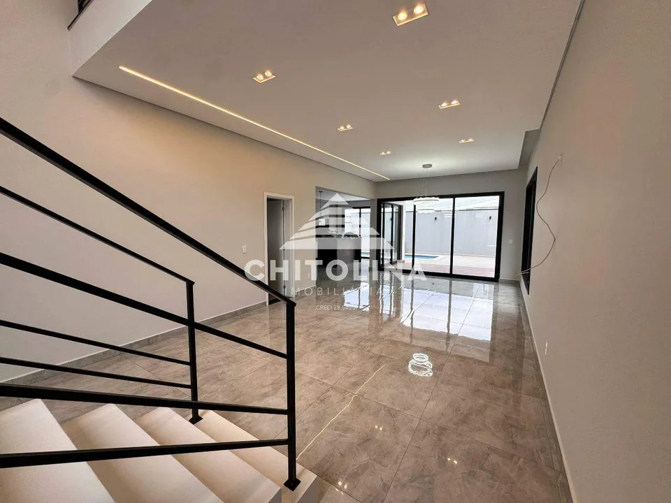 Sala com escada e iluminação em fita de LED — Casa cód. 11623, Terras de Santo Antônio
