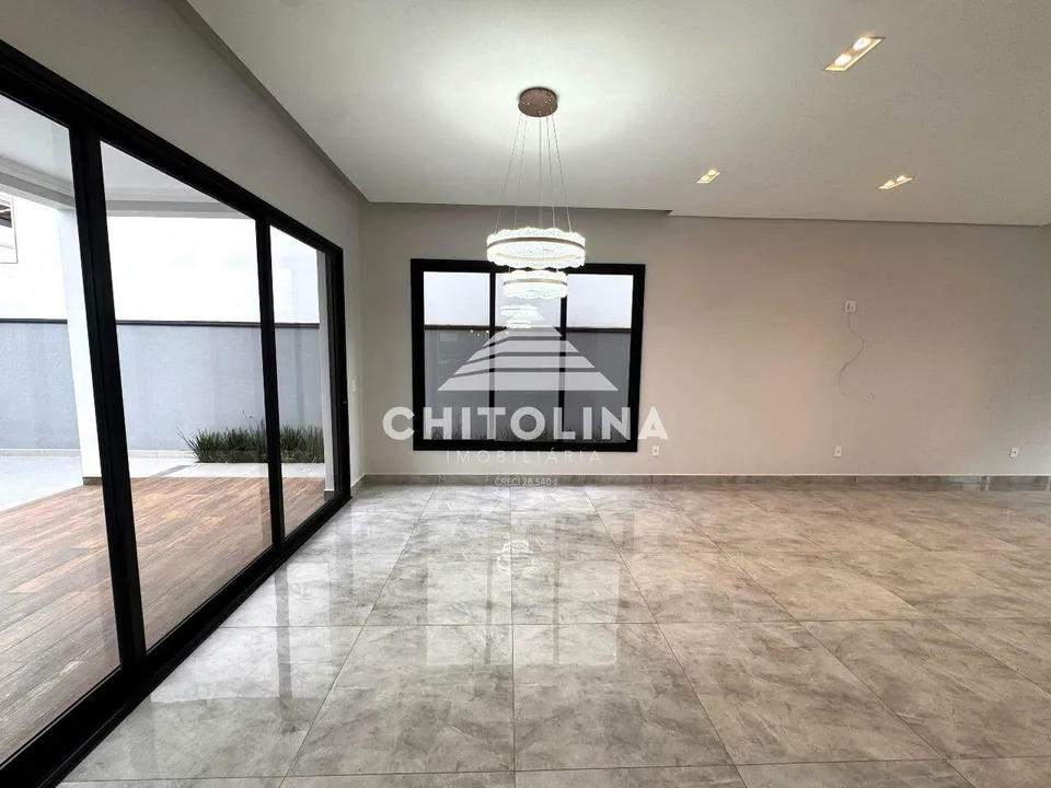 Sala de estar com pé-direito alto e portas de vidro — Casa cód. 11623, Terras de Santo Antônio