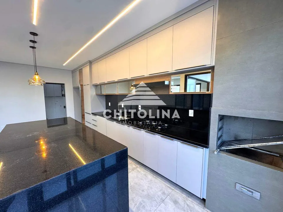 Bancada da cozinha com churrasqueira ao fundo — Casa cód. 11623, Terras de Santo Antônio