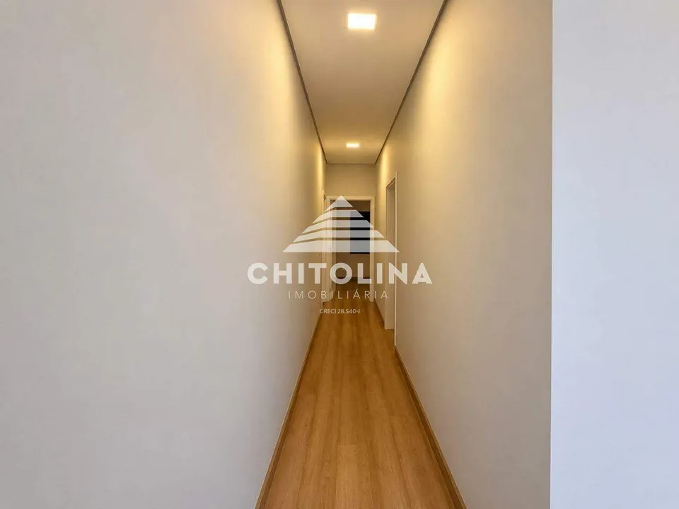 Corredor dos dormitórios com piso laminado — Casa cód. 11623, Terras de Santo Antônio
