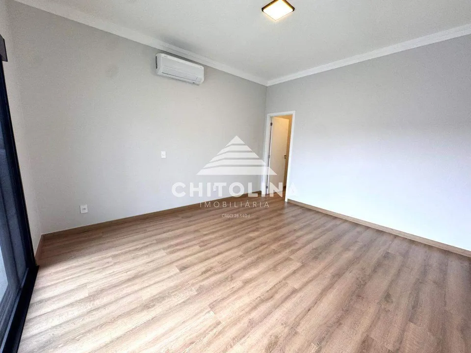 Suíte com piso laminado e ar-condicionado — Casa cód. 11623, Terras de Santo Antônio