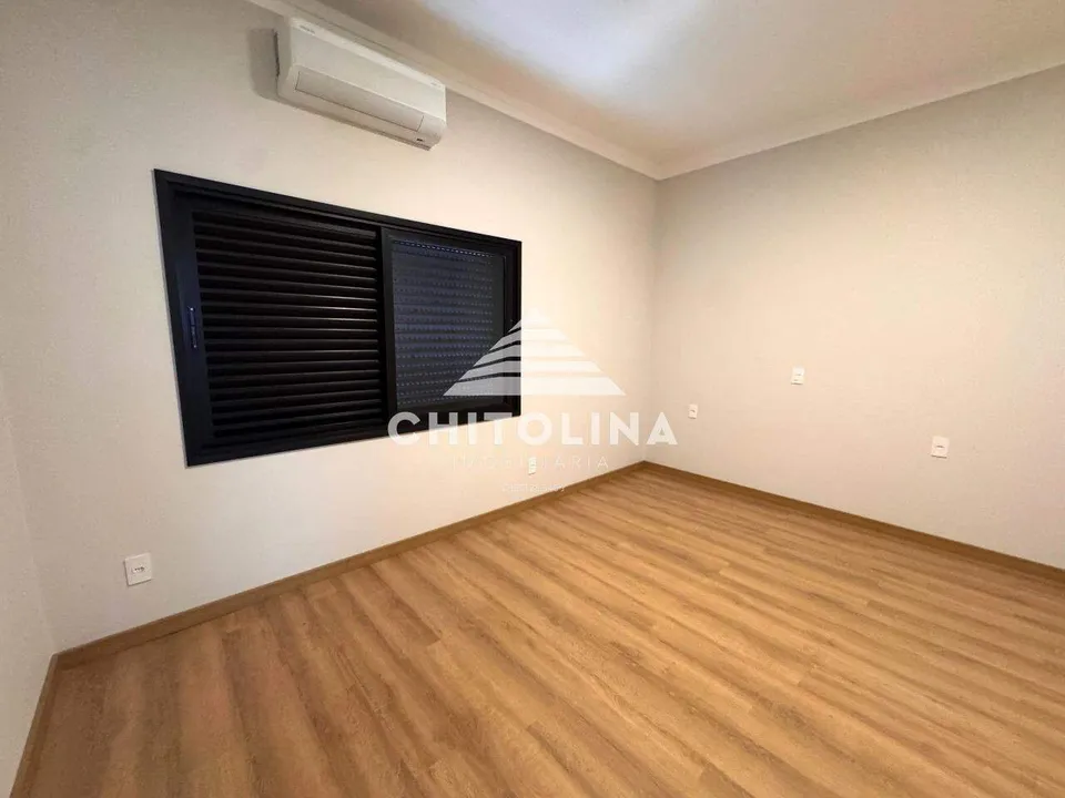 Dormitório com piso laminado e persiana — Casa cód. 11623, Terras de Santo Antônio
