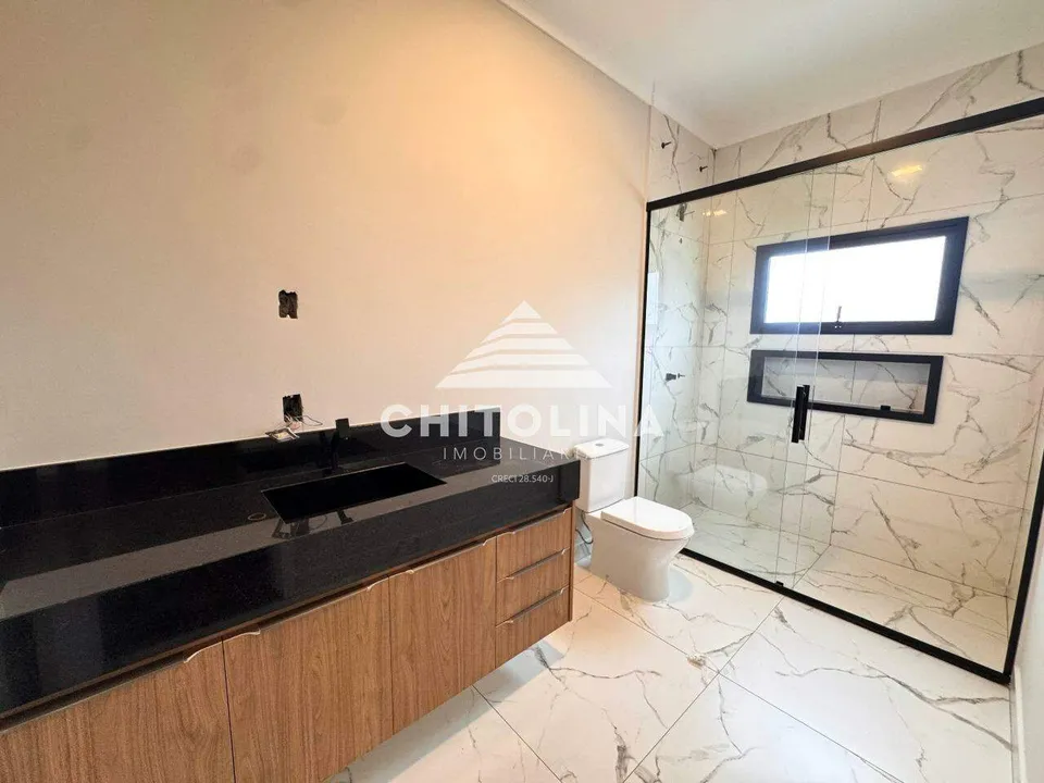 Banheiro da suíte com box de vidro e bancada preta — Casa cód. 11623, Terras de Santo Antônio