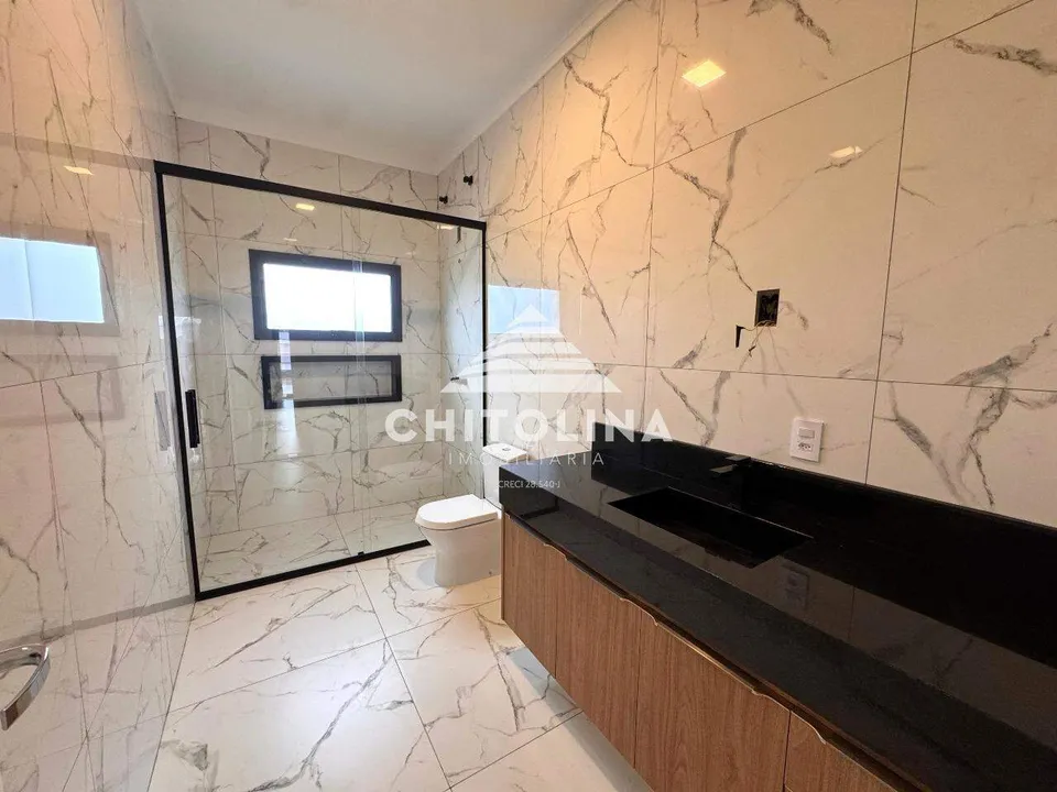 Banheiro social com porcelanato marmorizado — Casa cód. 11623, Terras de Santo Antônio