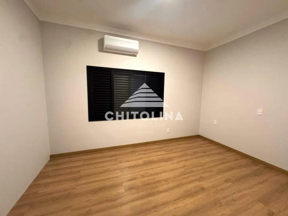 Dormitório com ar-condicionado e janela ampla — Casa cód. 11623, Terras de Santo Antônio