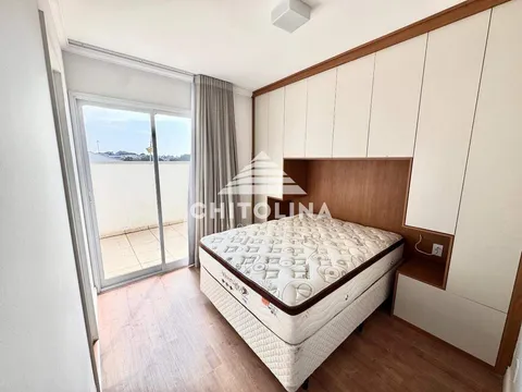 Dormitório com armários planejados e porta para a área externa — Apartamento cód. 370, Vila Barth