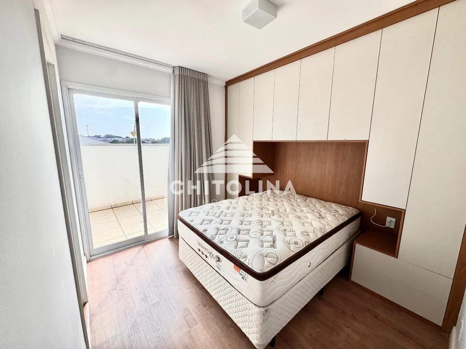 Dormitório com armários planejados e porta para a área externa — Apartamento cód. 370, Vila Barth