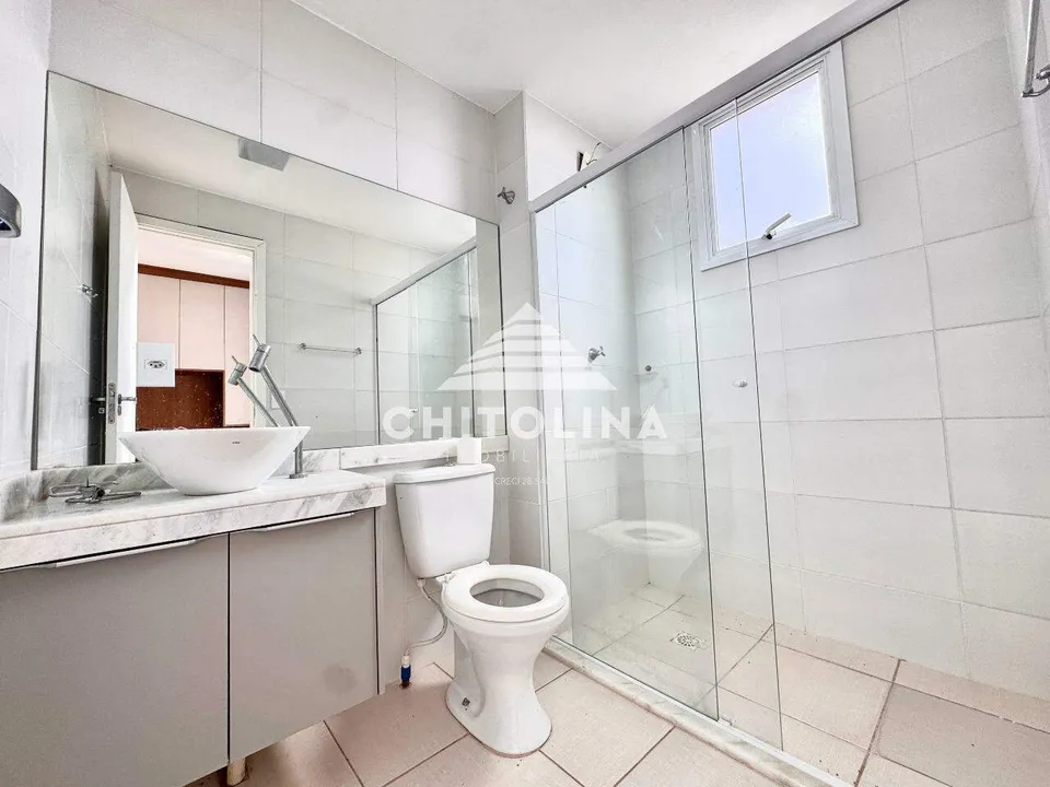 Banheiro com box de vidro e gabinete — Apartamento cód. 370, Vila Barth