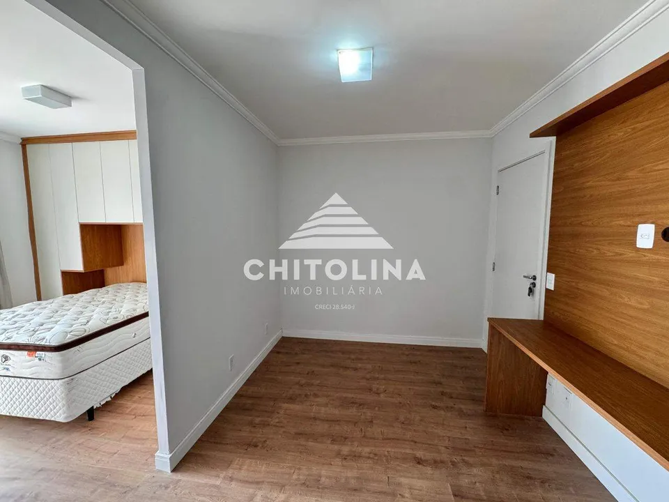 Sala com piso laminado e vista para o dormitório — Apartamento cód. 370, Vila Barth